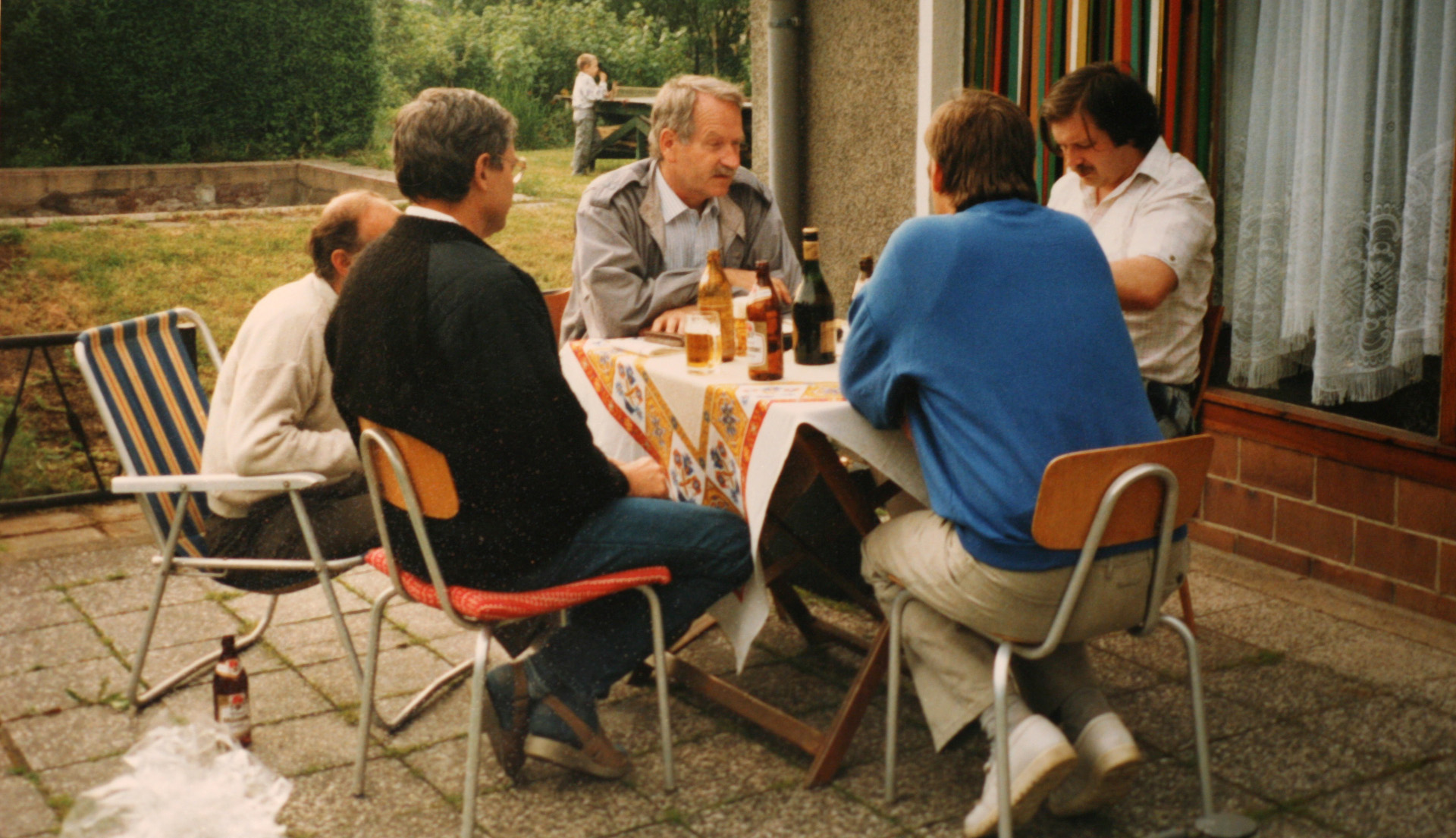 Gründung der S&P Sahlmann GbR im Mai 1991, Gründungsmitglieder sitzen im Garten am Tisch