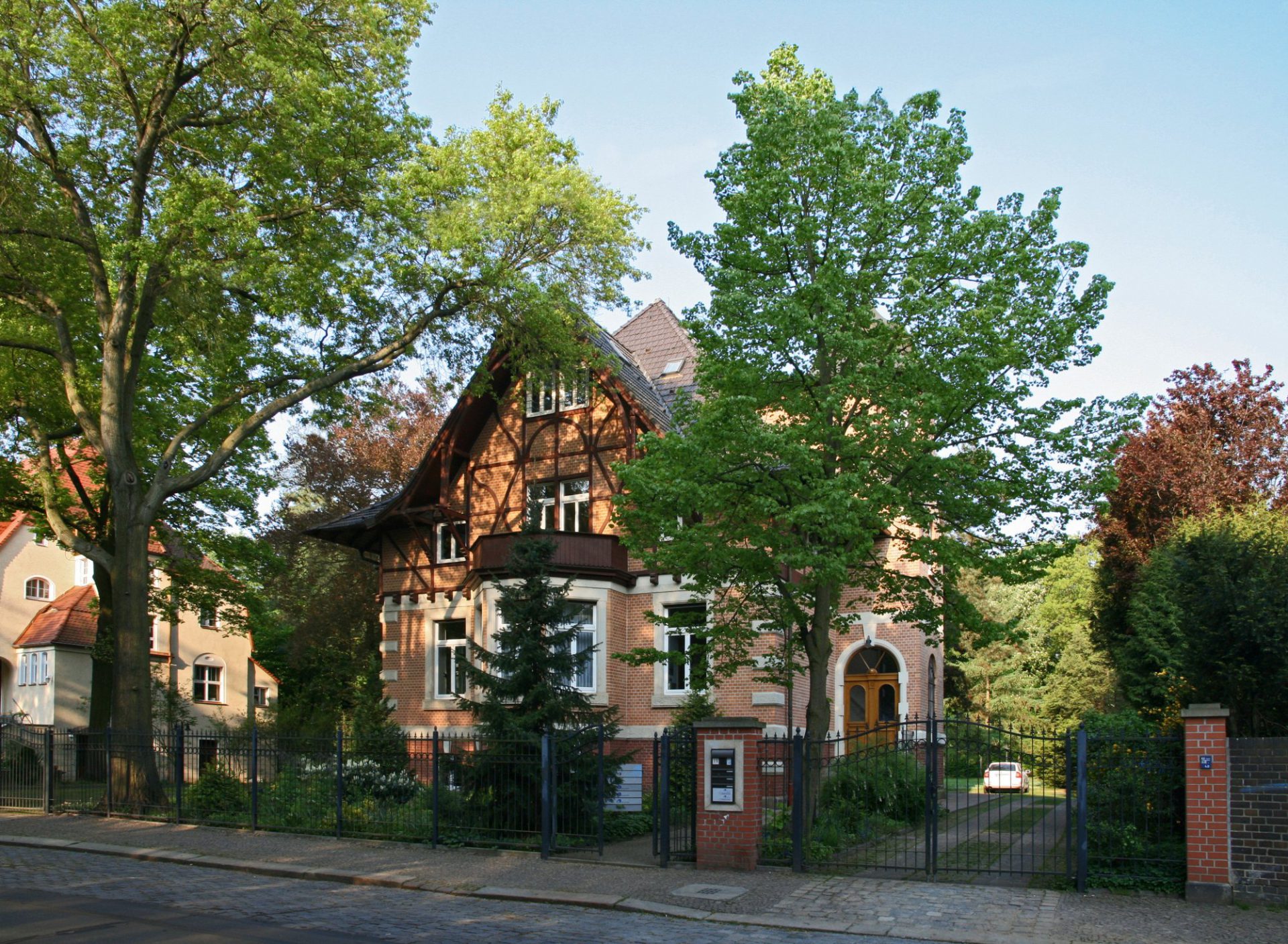 Gebäude in Leipzig der S&P Beteiligungs- und Managementgesellschaft mbH, Außenansicht von gegenüberliegender Straße