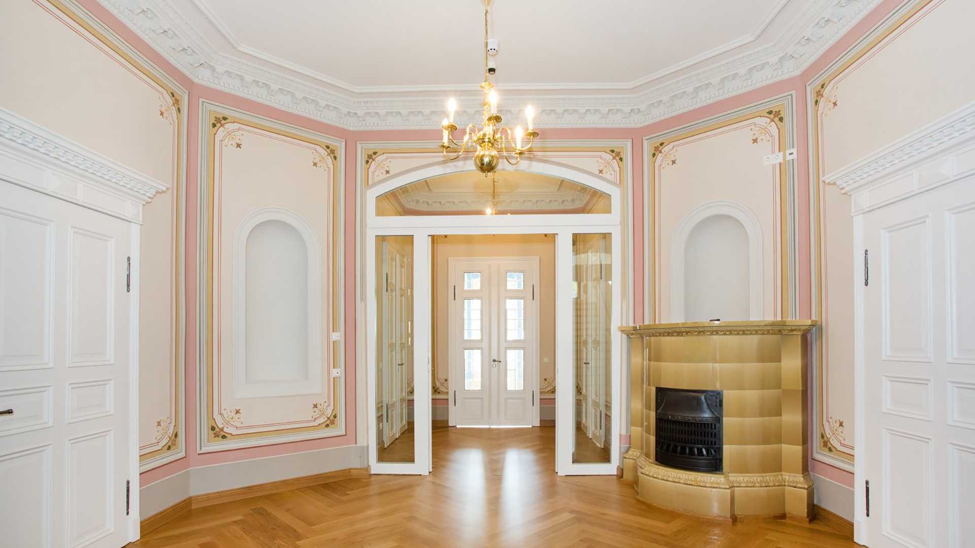 Villa Oschatz, Innenansicht rosa Raum Flügeltür, Kronleuchter, Kamin