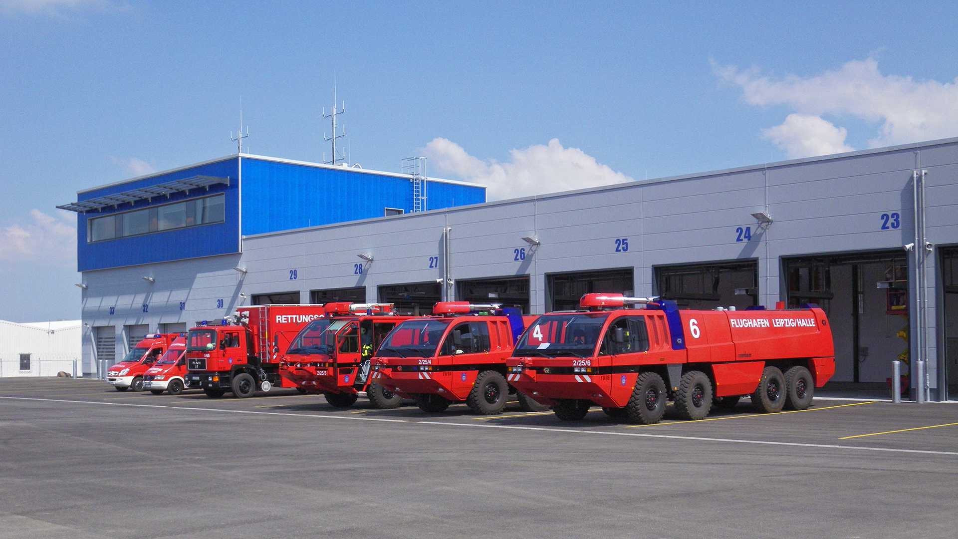Feuerwachen Ost und West, Flughafen Leipzig/Halle, Rettungsfahrzeuge vor der Garage