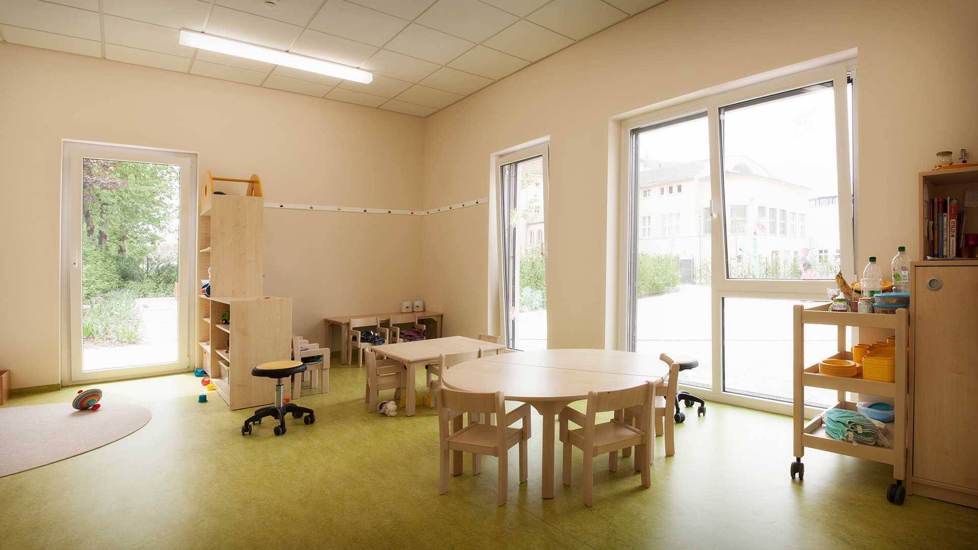 UniKidsLeipzig, Neubau Kindertagesstätte Klassenzimmer mit Tischen