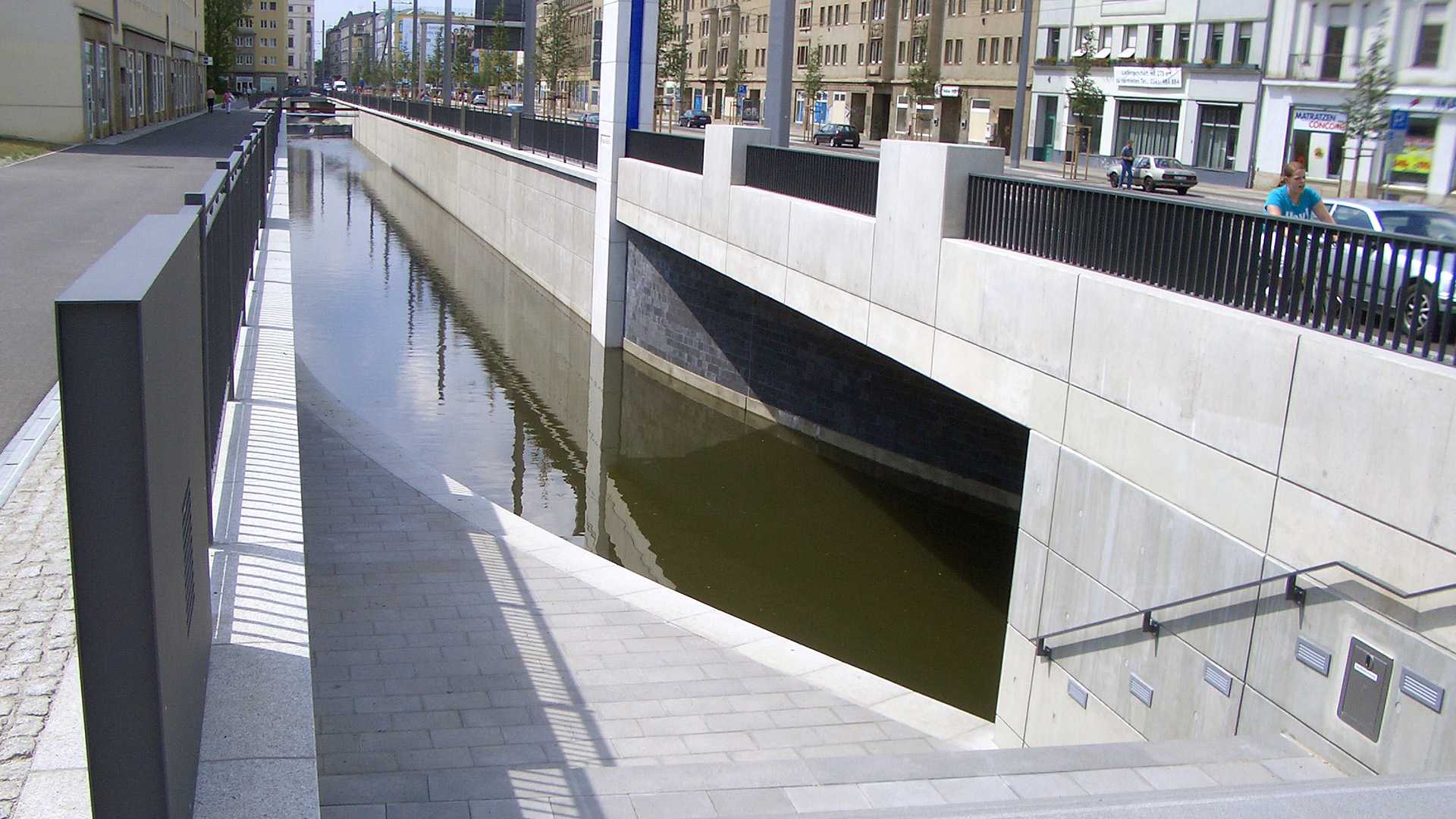 Offenlegung des Elstermühlgraben in Leipzig, nach der Bauphase, Blick auf den fertigen Graben von der Treppe