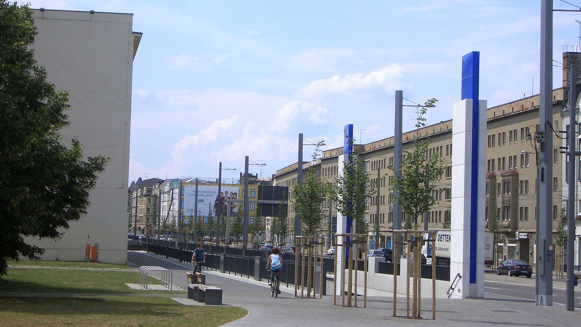 Offenlegung des Elstermühlgraben in Leipzig, nach der Bauphase, Blick auf den fertigen Graben im Stadtverkehr